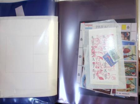 Timbres surchargés "Spécimen", "Muster" et "Muestra" du monde entier dans une chemise souple bleue. Lot substantiel. TB