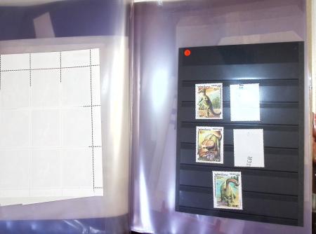 Timbres surchargés "Spécimen", "Muster" et "Muestra" du monde entier dans une chemise souple bleue. Lot substantiel. TB
