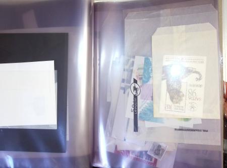 Timbres surchargés "Spécimen", "Muster" et "Muestra" du monde entier dans une chemise souple bleue. Lot substantiel. TB