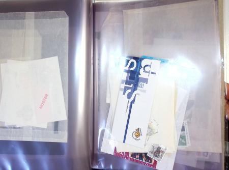 Timbres surchargés "Spécimen", "Muster" et "Muestra" du monde entier dans une chemise souple bleue. Lot substantiel. TB
