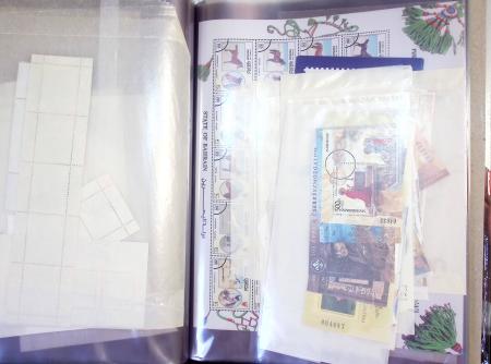 Timbres surchargés "Spécimen", "Muster" et "Muestra" du monde entier dans une chemise souple bleue. Lot substantiel. TB