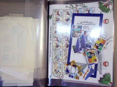 Timbres surchargés "Spécimen", "Muster" et "Muestra" du monde entier dans une chemise souple bleue. Lot substantiel. TB
