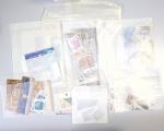 Timbres surchargés "Spécimen", "Muster" et "Muestra" du monde entier dans une chemise souple bleue. Lot substantiel. TB