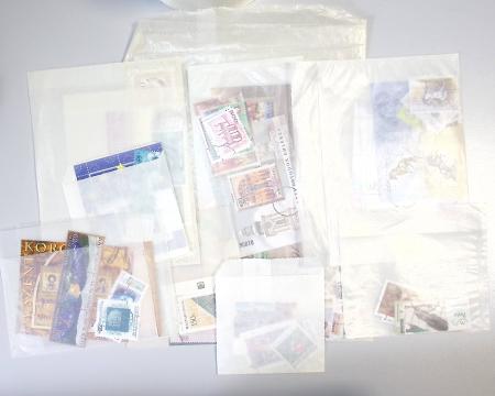 Timbres surchargés "Spécimen", "Muster" et "Muestra" du monde entier dans une chemise souple bleue. Lot substantiel. TB
