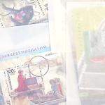 Timbres surchargés "Spécimen", "Muster" et "Muestra" du monde entier dans une chemise souple bleue. Lot substantiel. TB