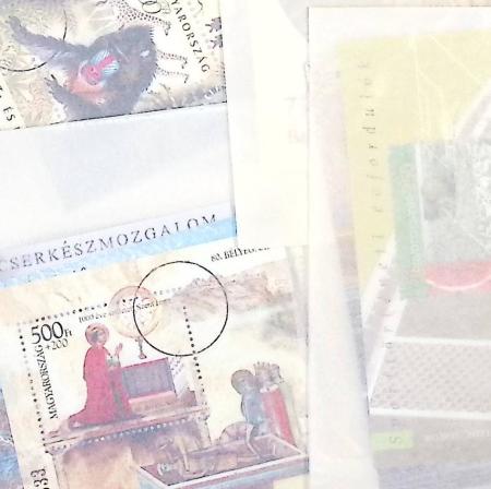 Timbres surchargés "Spécimen", "Muster" et "Muestra" du monde entier dans une chemise souple bleue. Lot substantiel. TB