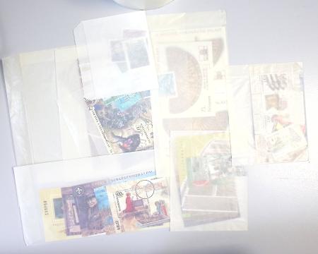 Timbres surchargés "Spécimen", "Muster" et "Muestra" du monde entier dans une chemise souple bleue. Lot substantiel. TB