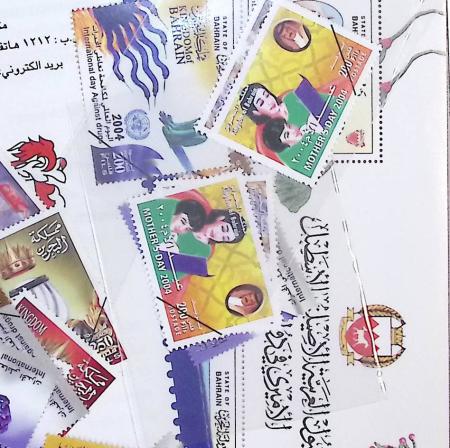 Timbres surchargés "Spécimen", "Muster" et "Muestra" du monde entier dans une chemise souple bleue. Lot substantiel. TB