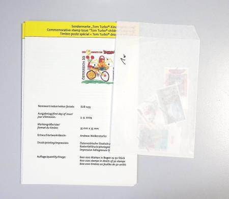 Timbres surchargés "Spécimen", "Muster" et "Muestra" du monde entier dans une chemise souple bleue. Lot substantiel. TB