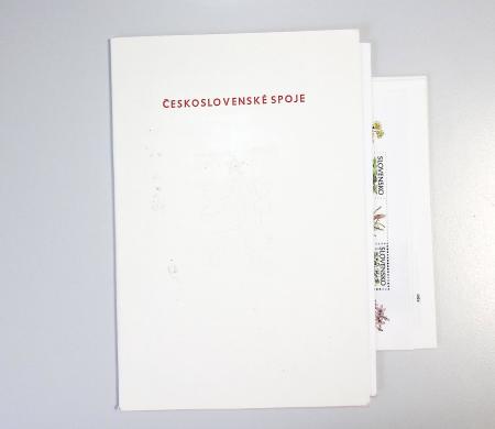 Timbres surchargés "Spécimen", "Muster" et "Muestra" du monde entier dans une chemise souple bleue. Lot substantiel. TB