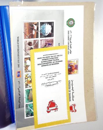 Timbres surchargés "Spécimen", "Muster" et "Muestra" du monde entier dans une chemise souple bleue. Lot substantiel. TB