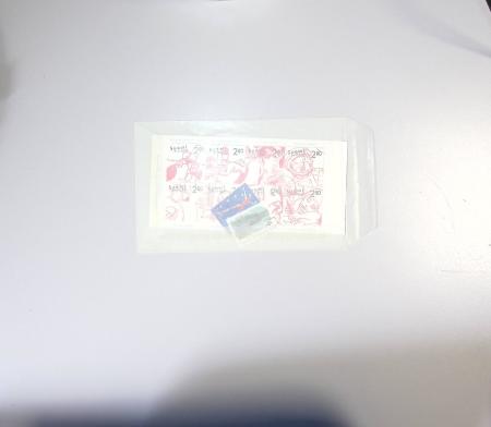 Timbres surchargés "Spécimen", "Muster" et "Muestra" du monde entier dans une chemise souple bleue. Lot substantiel. TB