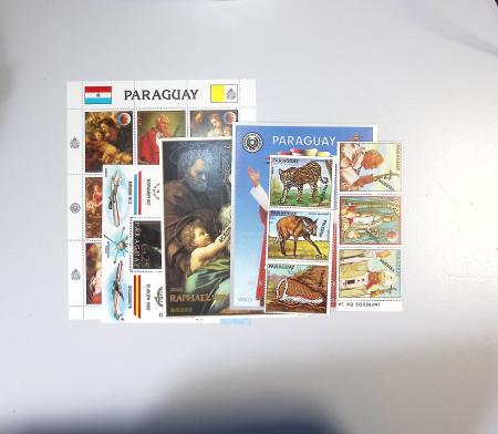 Timbres surchargés "Spécimen", "Muster" et "Muestra" du monde entier dans une chemise souple bleue. Lot substantiel. TB