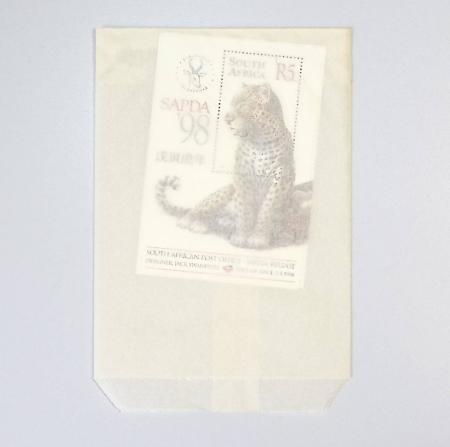 Timbres surchargés "Spécimen", "Muster" et "Muestra" du monde entier dans une chemise souple bleue. Lot substantiel. TB
