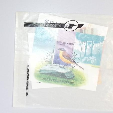 Timbres surchargés "Spécimen", "Muster" et "Muestra" du monde entier dans une chemise souple bleue. Lot substantiel. TB