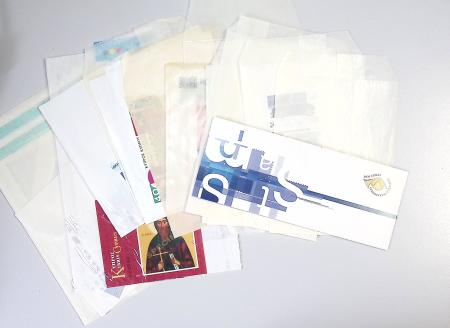 Timbres surchargés "Spécimen", "Muster" et "Muestra" du monde entier dans une chemise souple bleue. Lot substantiel. TB