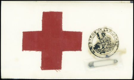 Brassard avec Croix-Rouge en tissu et cachet noir avec déesse assise "Ministère de la guerre". TB