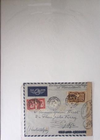 Collection de 77 plis du 2ème Air Bleu + divers dont plusieurs signatures de pîlotes dont Libert, Dhé, Vanier, Darque. Est jointe la brochure de G.Pierre et Marcel Mayer