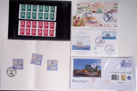 Petit ensemble SPM dont 2 carnets Marianne l'Engagée (n°C1298 et C1315) et divers donts 12 colliers de sac de SPM. TB
