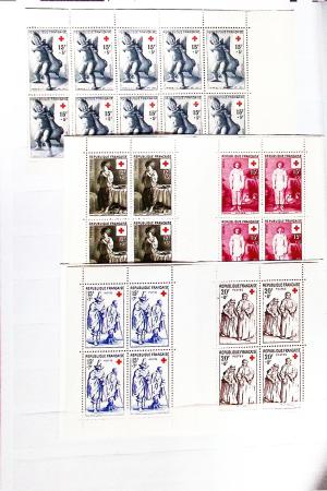 1952-2024, CROIX-ROUGE : Plusieurs collections de carnets
