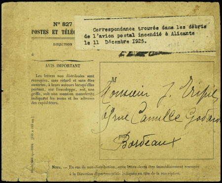 Env. Latécoère brûlée + env. PTT n°827 avec étiquette ronéotypée "Correspondance trouvée dans les débris de l'avion postal incendié à le 11 décembre 1925" (Nierinck n°251211). TB