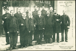 Grève des facteurs des postes de Paris (avril 1906) : carte postale représentant les 13 facteurs révoquéss du 11 avril 1906. TB