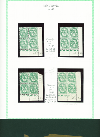 N°111, 32 blocs de 4 avec coin daté, **/*, TB