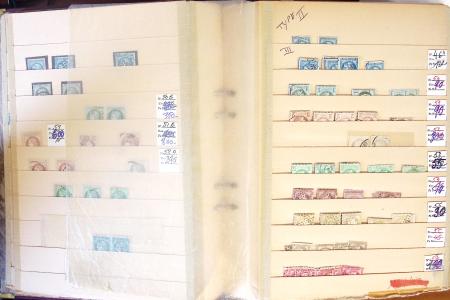 1852-1959, Deux classeurs constituant un stock de timbres