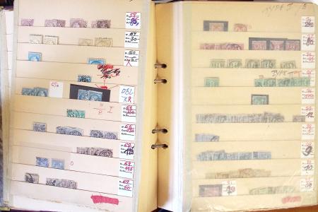 1852-1959, Deux classeurs constituant un stock de timbres