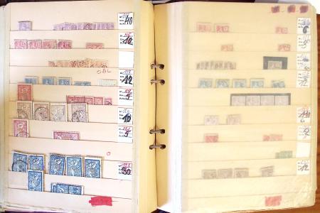1852-1959, Deux classeurs constituant un stock de timbres