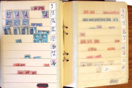 1852-1959, Deux classeurs constituant un stock de timbres