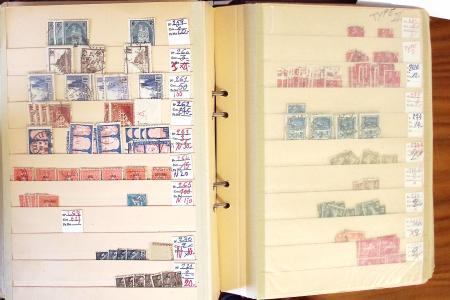 1852-1959, Deux classeurs constituant un stock de timbres
