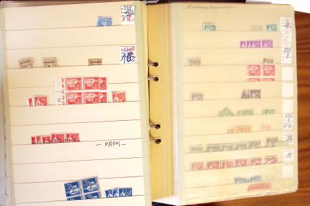 1852-1959, Deux classeurs constituant un stock de timbres