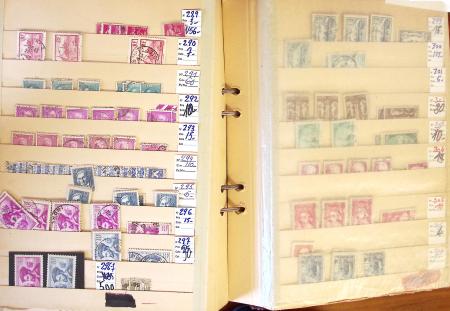 1852-1959, Deux classeurs constituant un stock de timbres