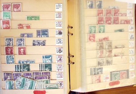 1852-1959, Deux classeurs constituant un stock de timbres