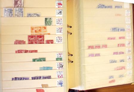 1852-1959, Deux classeurs constituant un stock de timbres