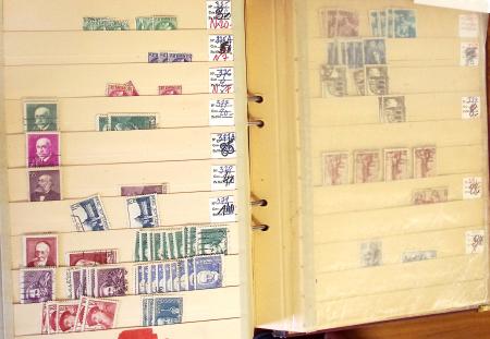 1852-1959, Deux classeurs constituant un stock de timbres