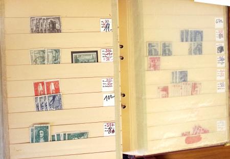 1852-1959, Deux classeurs constituant un stock de timbres