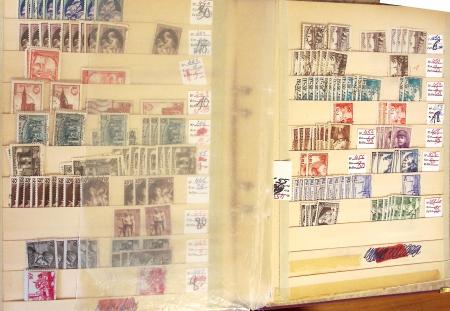 1852-1959, Deux classeurs constituant un stock de timbres