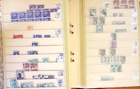 1852-1959, Deux classeurs constituant un stock de timbres