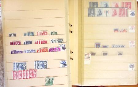 1852-1959, Deux classeurs constituant un stock de timbres