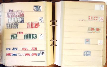 1852-1959, Deux classeurs constituant un stock de timbres
