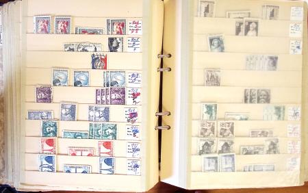 1852-1959, Deux classeurs constituant un stock de timbres