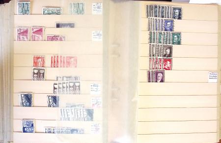 1852-1959, Deux classeurs constituant un stock de timbres