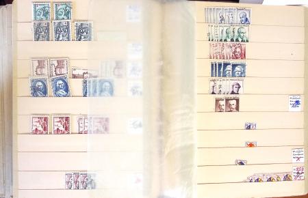 1852-1959, Deux classeurs constituant un stock de timbres