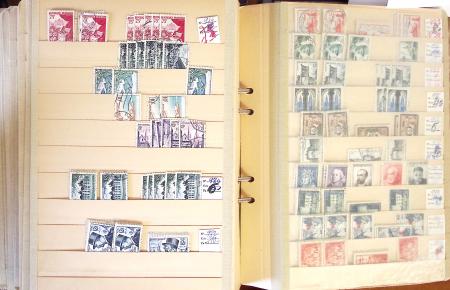 1852-1959, Deux classeurs constituant un stock de timbres
