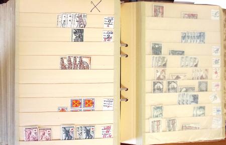 1852-1959, Deux classeurs constituant un stock de timbres
