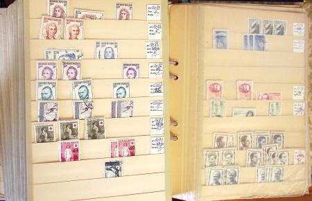 1852-1959, Deux classeurs constituant un stock de timbres