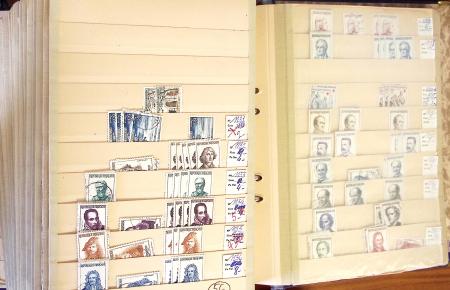 1852-1959, Deux classeurs constituant un stock de timbres
