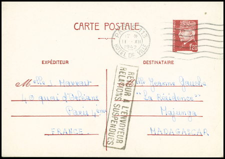 Entier CP 80c Pétain OBL Paris 113 (1941) pour Madagascar avec arrivée Majunga et entier CP 1F20 Pétain OBL Paris 113 (11.12.1942) pour Majunga avec griffe encadrée "retour à l'envoyeur relations suspendues". TB